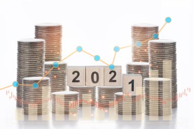 2021 Beyaz zemin üzerinde büyüme grafiği olan madeni para yığını, iş başarısı konsepti ve çift pozlama ile büyüme grafiği fikri 