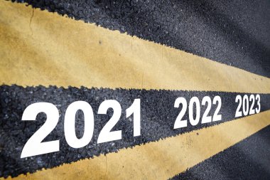 2021 'den 2023' e kadar asfalt yolda yol tarifi çizgileri var. Gelecekteki konsept ve iş büyüme fikri