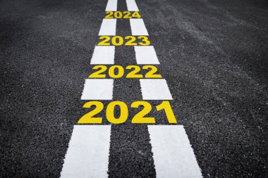 İşaretli asfalt yol yüzeyinde 2021 'den 2024' e kadar olan sayı, mutlu yıllar konsepti