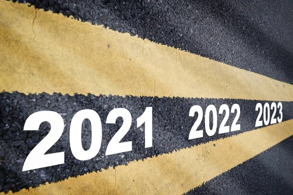 2021 년부터 2023 년까지 아스팔트 도로에서 방향을 했습니다 미래의 컨셉과 — 스톡 사진