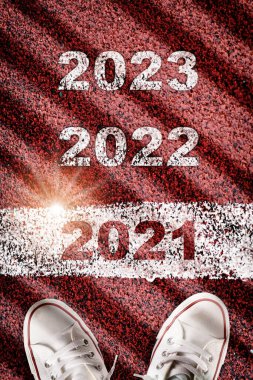 En iyi manzara 2021 'den 2023' e kadar yol yüzeyinde işaretleme çizgileri, mutlu yıllar konsepti