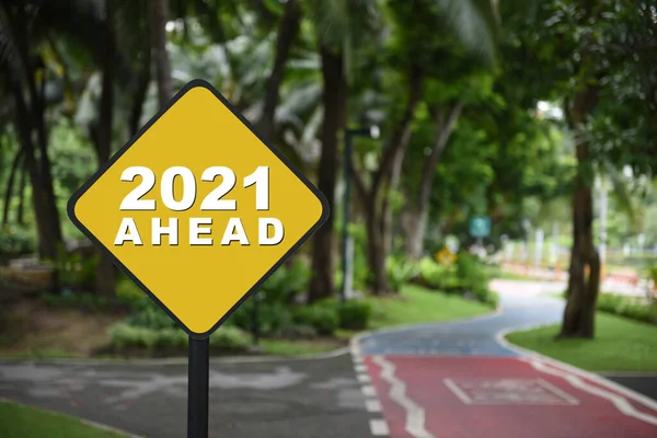 2021 Ileride Bisiklet Yolu Geçmişinde Sarı Trafik Işareti Olacak Meydan — Stok fotoğraf