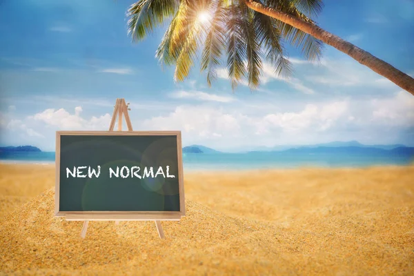 Kara Tahtada Yeni Normal Kelime Tropikal Plajda Hindistan Cevizi Palmiyesi — Stok fotoğraf