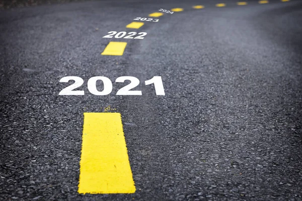 Numărul 2021 2024 Suprafața Drumului Asfaltat Linii Marcare Conceptul Fericit — Fotografie, imagine de stoc