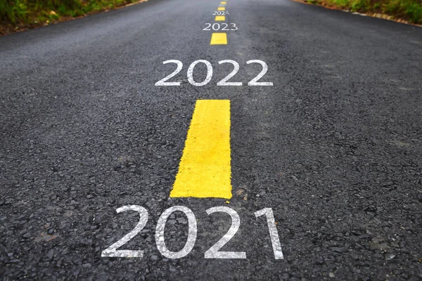 Aantal Van 2021 Tot 2025 Asfaltweg Met Gele Lijnmarkering Wegdek — Stockfoto