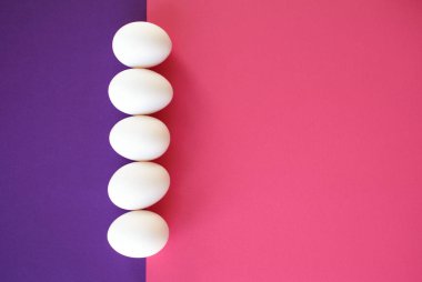 Pembe-mor arka plan üzerinde Paskalya yumurtaları.