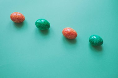 Yeşil arka planda paskalya yumurtaları.