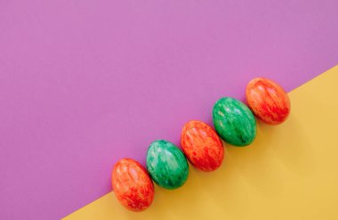 Paskalya yumurtaları Menekşe arka plan üzerinde.