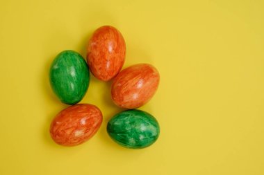 Sarı arka planda Paskalya yumurtaları.