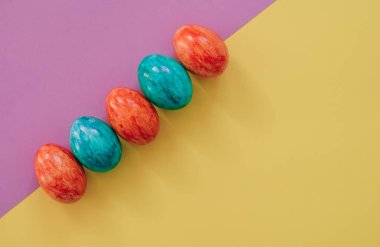 Sarı arka planda Paskalya yumurtaları.