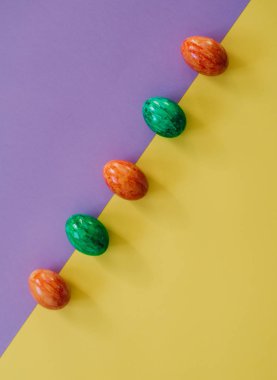 Sarı arka planda Paskalya yumurtaları.