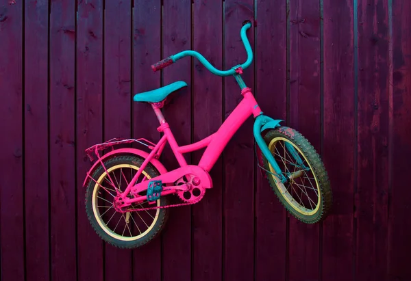 Bicicletta per bambini sul muro . — Foto Stock