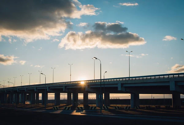 Sonnenuntergang auf der Autobahn. — Stockfoto