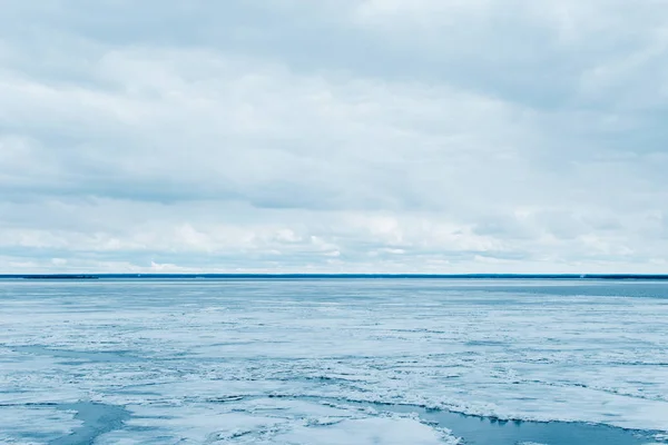 Smältande is på havet och molnigt himmel. — Stockfoto