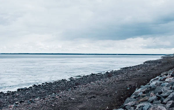 Smeltend ijs op zee en bewolkte hemel. — Stockfoto