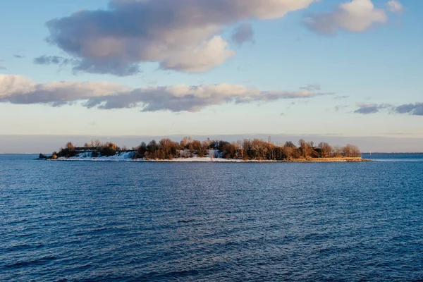 Mała wyspa w zatoce Fińskiej. — Zdjęcie stockowe