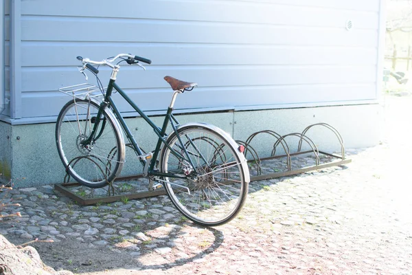 City bike sullo sfondo della casa . — Foto Stock