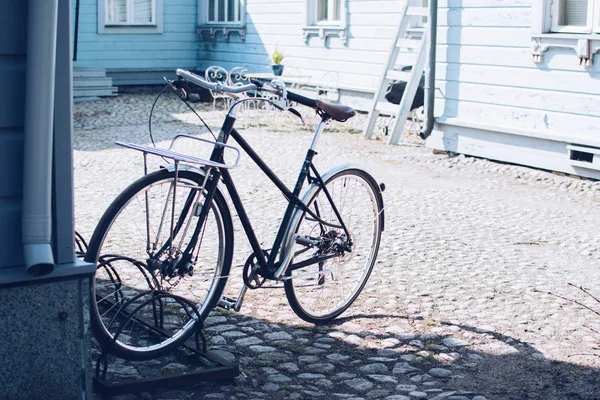 City bike sullo sfondo della casa . — Foto Stock