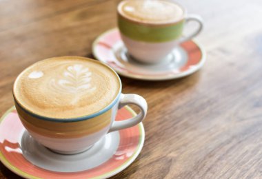 İki bardak kapuçino..