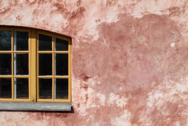 Alçı ve ahşap pencere pembe duvar.