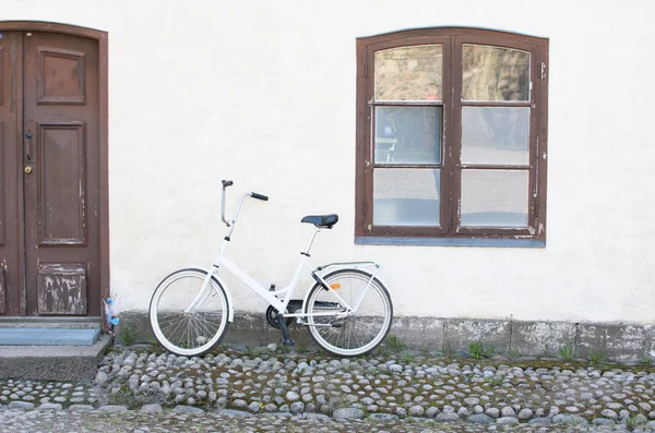 Rower na tle białej ściany domu. — Zdjęcie stockowe