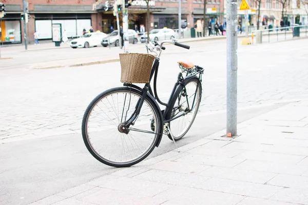 Schwarzes Fahrrad auf dem Gehweg abgestellt. — Stockfoto