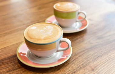 İki bardak kapuçino..