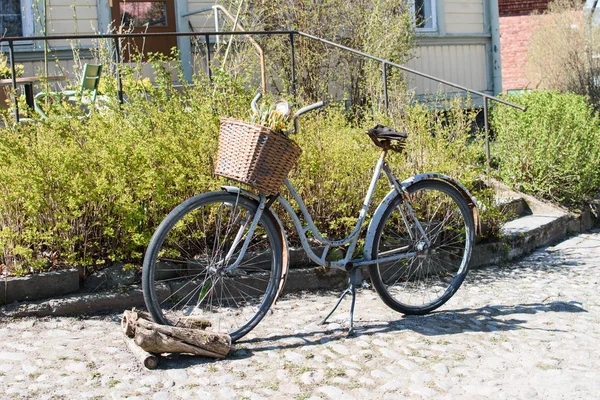 Vecchia bici arrugginita . — Foto Stock