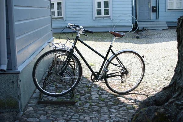 Ciudad bicicleta en el fondo de la casa . — Foto de Stock