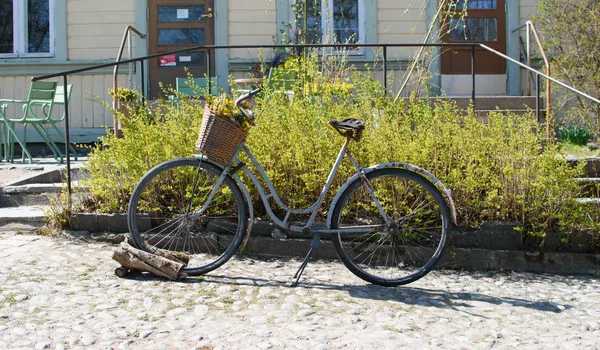 Staré rezavé kolo. — Stock fotografie