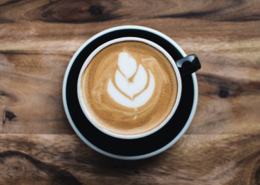 bir fincan cappuccino.