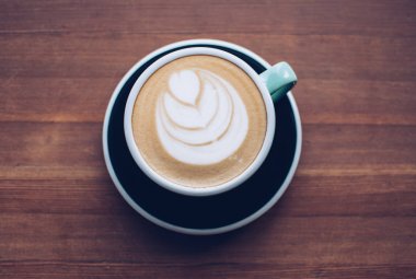 bir fincan cappuccino.