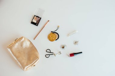 Kozmetik güzellik ürünleri ile Altın kozmetik çantası.