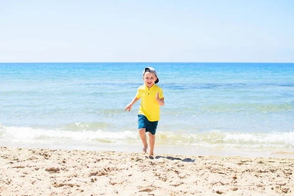 Anak kecil berjalan di dekat laut . — Stok Foto