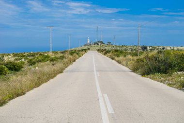 Deniz fenerine giden uzun yol.