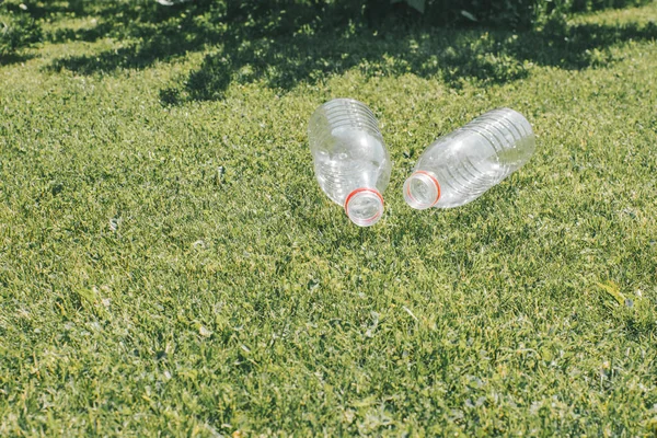 Due bottiglie di plastica usate. — Foto Stock