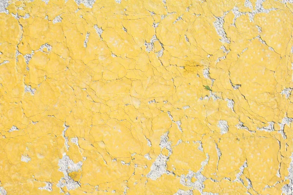 ひびの入った黄色の塗料. — ストック写真