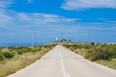 Deniz fenerine giden uzun yol.