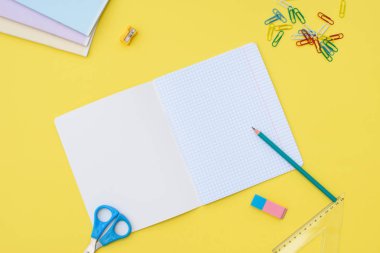 bir kafeste dizüstü bilgisayar.