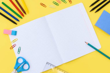 bir kafeste dizüstü bilgisayar.