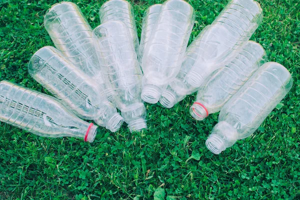 Mucchio di bottiglie di plastica usate . — Foto Stock