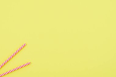 Sarı arka planda kokteyl tüpleri.