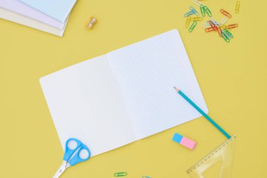 bir kafeste dizüstü bilgisayar.