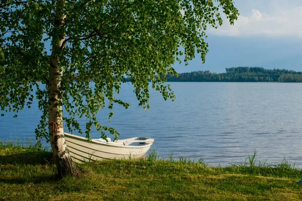 Белая лодка на озере. — стоковое фото