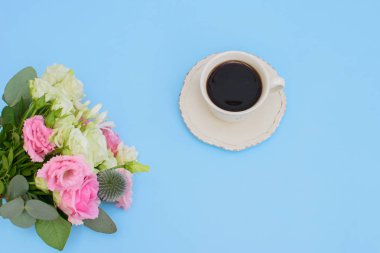 Farklı çiçekler ve kahve fincan buket.