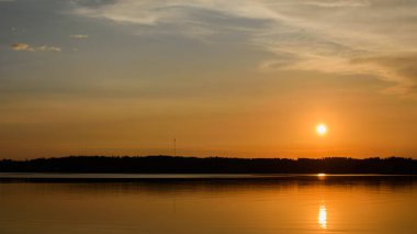 Gölde gün batımı.