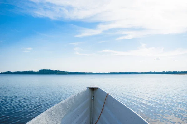 Лук човна на озері . — стокове фото