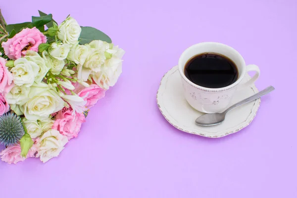 Ramo de diferentes flores y taza de café . —  Fotos de Stock