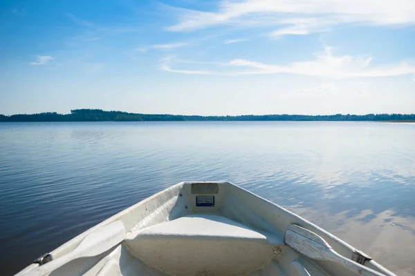 Arrière du bateau sur le lac . — Photo