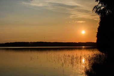 Gölde gün batımı.
